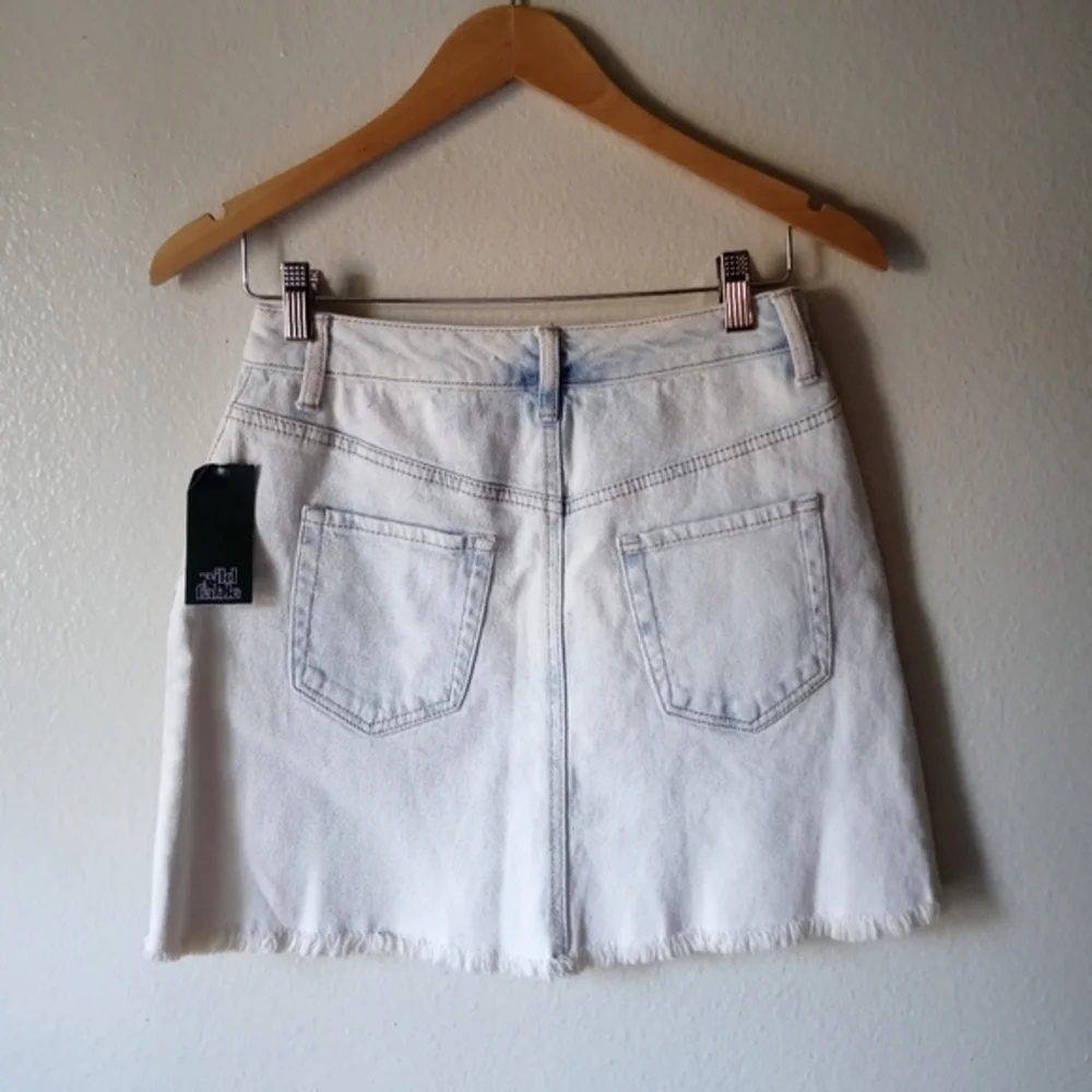 🌷 Wild Fable Bleach Denim Mini Skirt. Size 4.